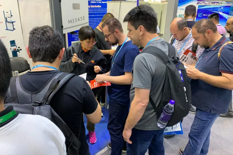 Integrantes da comitiva em visita a estandes, na Feira de Cantão
