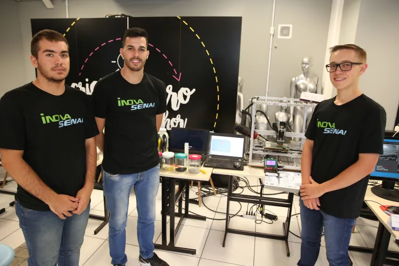 Equipe de Joaçaba quer substituir o filamento usado nas impressoras 3D por polipropileno granulado. Foto: Roby Gartz