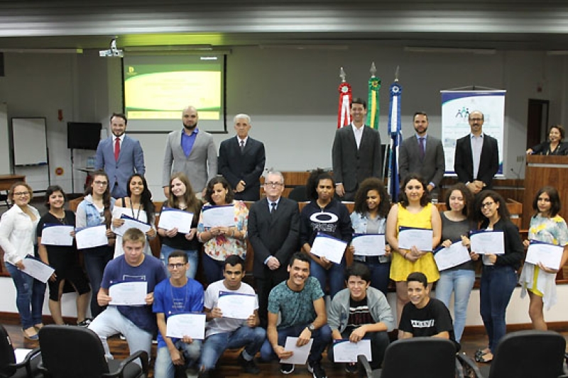 Jovens acolhidos e empresas reconhecidas em Joinville receberam homenagem no dia 8 de novembro. Foto: Divulgação/TJSC