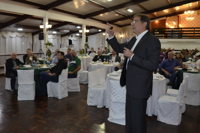 Presidente da FIESC, Mario Cezar de Aguiar, durante apresentação a lideranças empresariais (foto: Ivan Liebl)