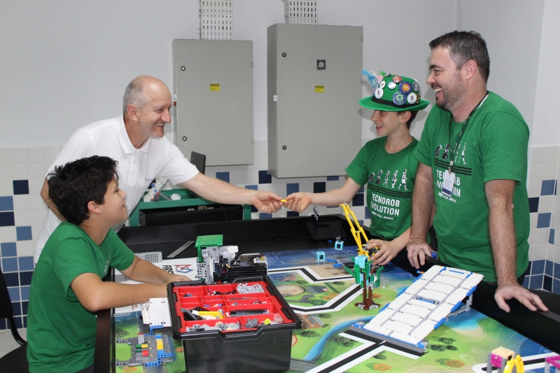 Equipe de robótica de Brusque demonstrando atividade. Foto: Midia Press