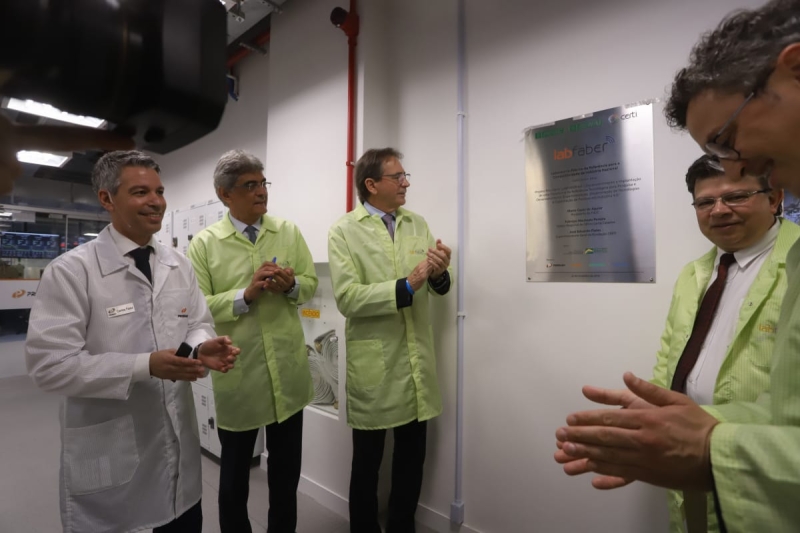 Lideranças industriais e políticas participaram da inauguração do laboratório-fábrica, localizado no Instituto da Indústria (da FIESC), em Florianópolis (foto: Fernando Willadino) 