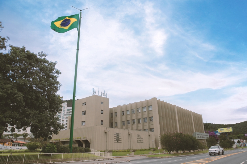 Bandeira Nacional na sede da FIESC ganha destaque