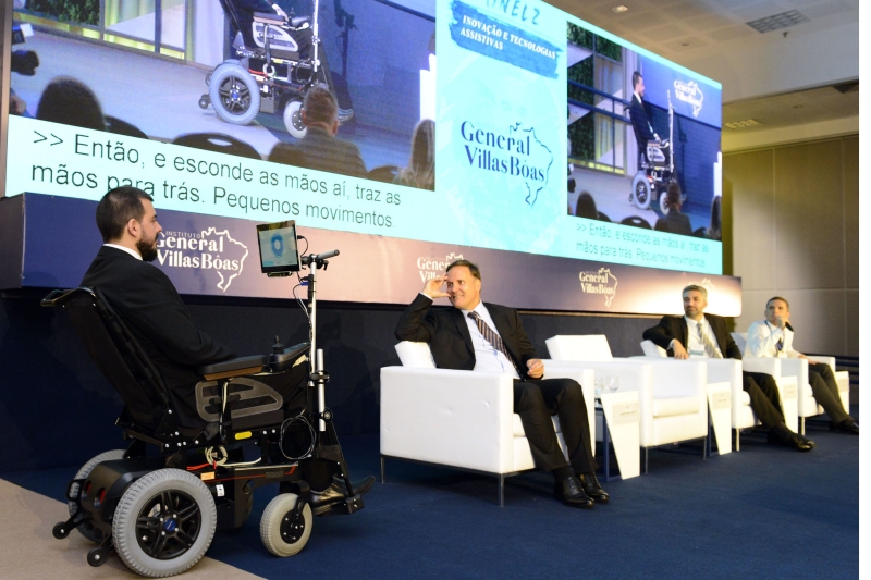 Apresentação da cadeira de rodas movida por movimento ocular desenvolvida pelo SENAI em SC (Foto: Miguel Angelo/ Agência CNI de Notícias)