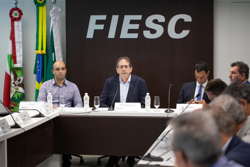 Secretário de Infraestrutura e Mobilidade, Thiago Vieira (esq.), presidente da FIESC, Mario de Aguiar (centro) e o deputado João Amin (foto: Filipe Scotti)