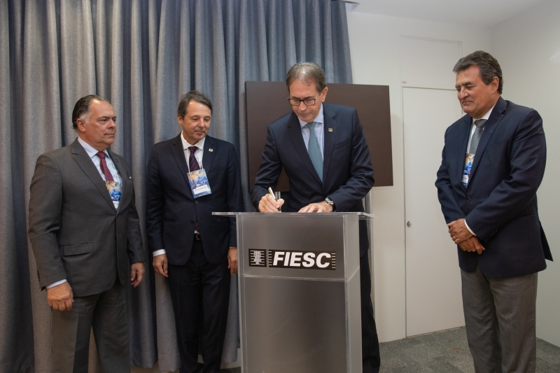 FIESC e Sebrae firmam convênio para internacionalizar micro e pequenas