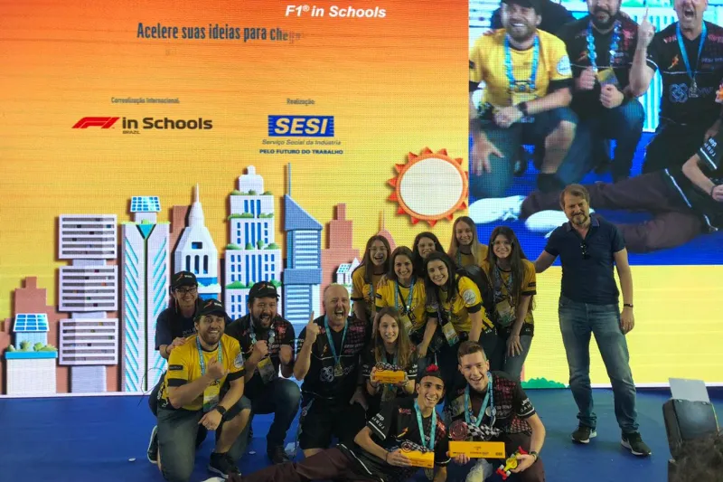 Equipe de Criciúma classificada para a disputa da F1 in Schools em Cingapura. Foto: Divulgação/SESI