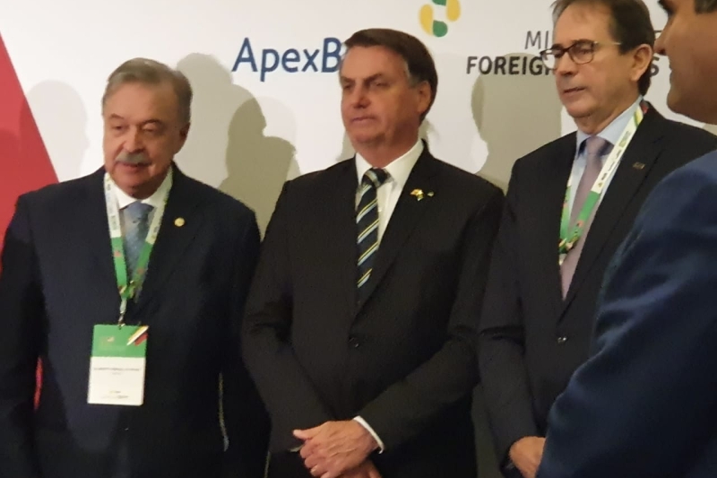 Gilberto Petry, da FIERGS (e), Jair Bolsonaro e Mario Aguiar, da FIESC (d) no seminário em Miami