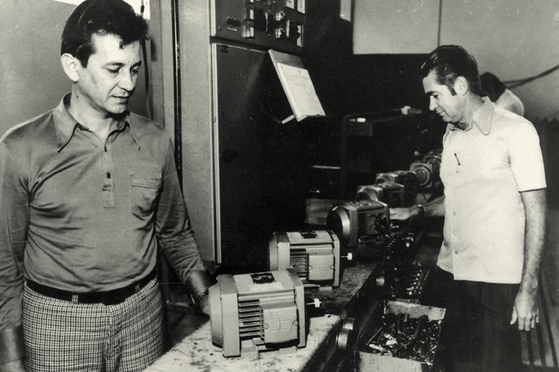 Werner Voight e Geraldo Werninghaus, dois dos fundadores da WEG, inspecionam linha de produção de motores elétricos da empresa em Jaraguá do Sul, em 1975