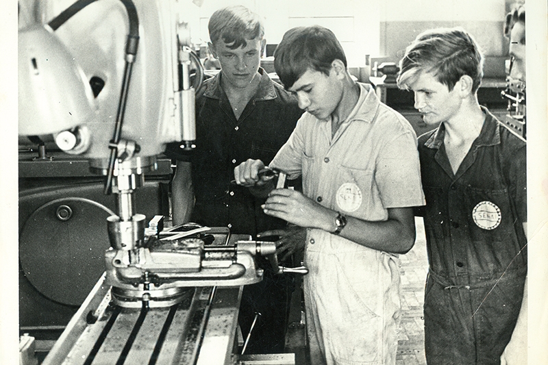 Sem familiaridade com máquinas ou processos industriais, trabalhadores passam a ser treinados e formados pelo SENAI – a foto é de 1956