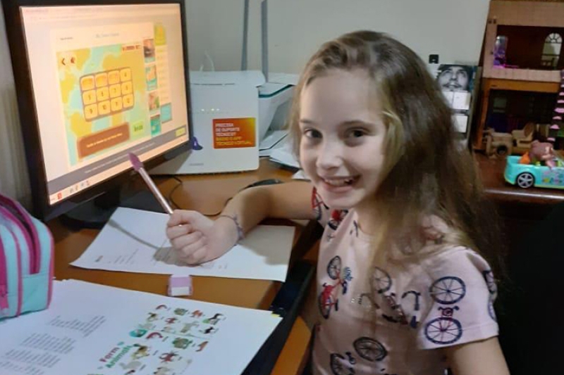 Julia Tomasi está no quarto ano do ensino fundamental de Brusque e já se prepara para as atividades online