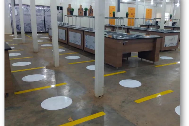 Marcações no chão do refeitório indicam o distanciamento seguro entre os trabalhadores. Foto: Divulgação/WestRock