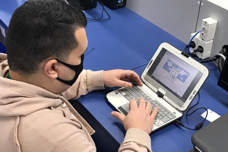 Professor Junior Cunha, do SENAI de Florianópolis, atua no conserto e manutenção das máquinas doadas