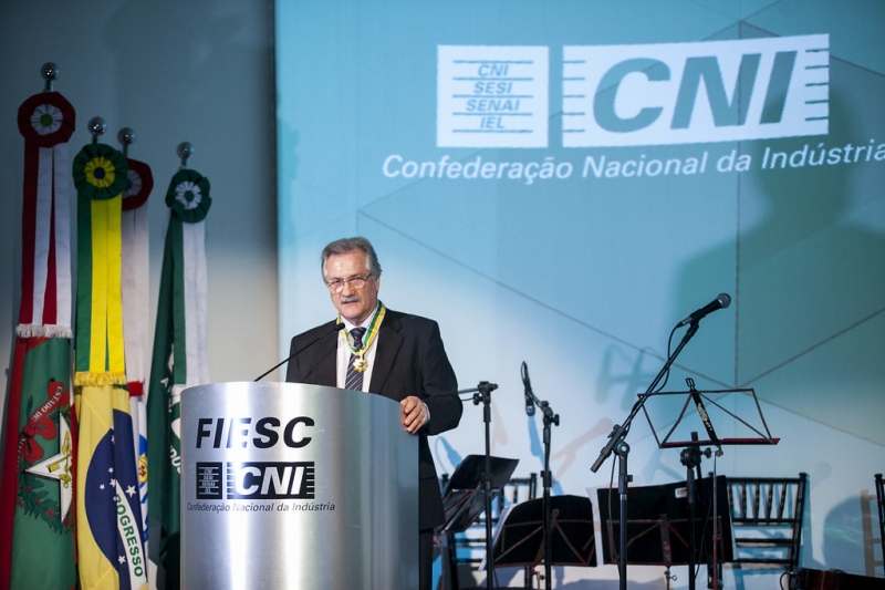 Mário Lanznaster em evento de outorga da Ordem do Mérito da CNI, na FIESC, em 2015. Foto: Marcos Campos