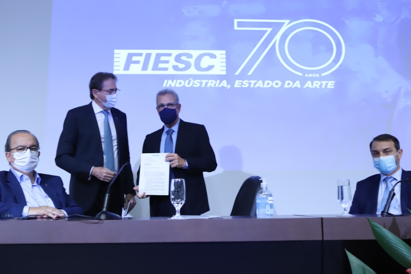 Aguiar, da FIESC (esq.), entrega documento com pleitos de SC ao ministro, durante reunião de diretoria da Federação (foto: Filipe Scotti)