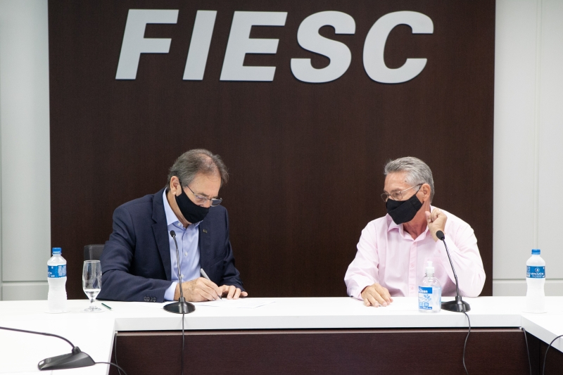 Presidente da FIESC, Mario Aguiar, e diretor da Fecesc, Ivo Castanheira, representaram empregadores e trabalhadores na assinatura do documento (foto: Filipe Scotti)
