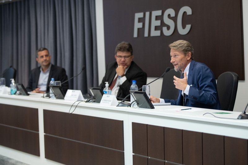 Alex Marson (esq.), José Eduardo Fiates (centro), e Luiz Gonzaga Coelho, durante painel na FIESC (foto: Filipe Scotti)