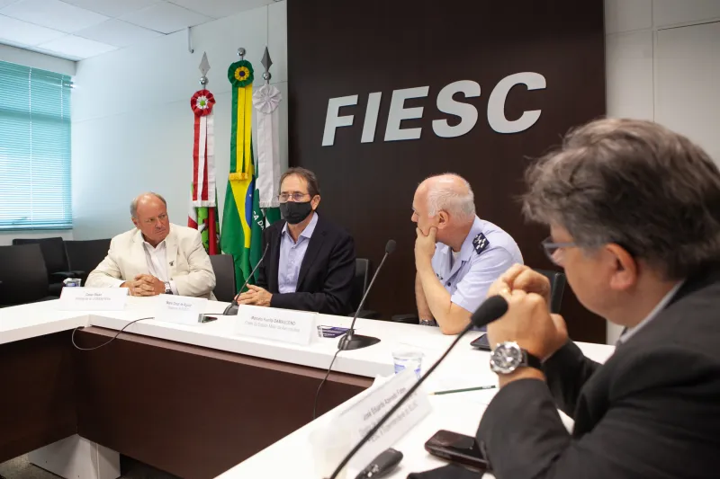 Representantes da Aeronáutica durante encontro na FIESC (foto: Filipe Scotti)