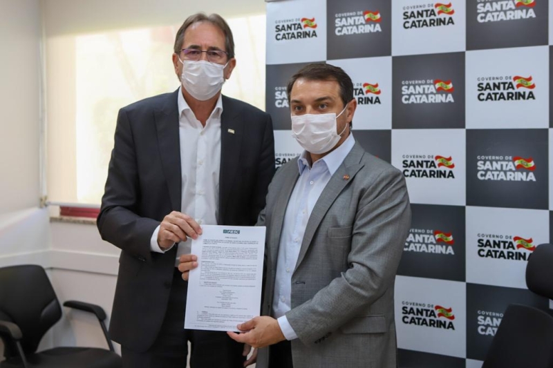 Presidente da FIESC, Mario Cezar de Aguiar, entregou documento ao governador Carlos Moisés oficializando a doação (Foto: Filipe Scotti)