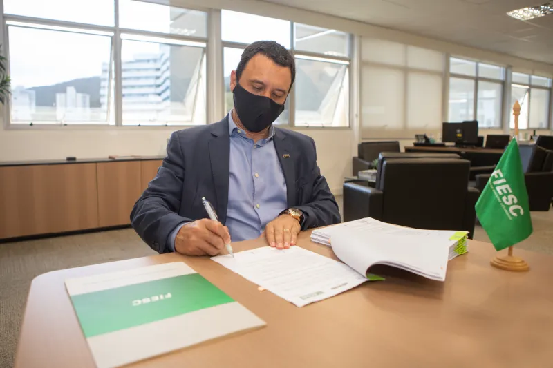 Memorando de entendimentos foi assinado pelo diretor regional do SENAI/SC, Fabrizio Pereira, em Florianópolis. Foto: Filipe Scotti