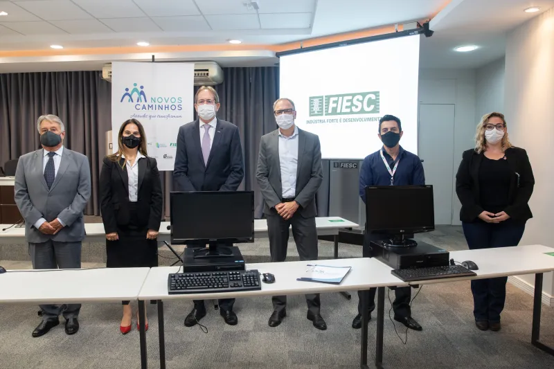 TRE-SC e Unimed Grande Florianópolis doam computadores para o Novos Caminhos