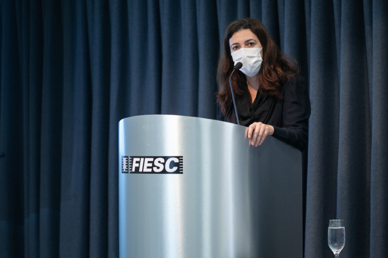 Gerente de Saúde e Segurança no Trabalho do SESI, Sendi Lopes, durante apresentação na reunião de diretoria (foto: Filipe Scotti)
