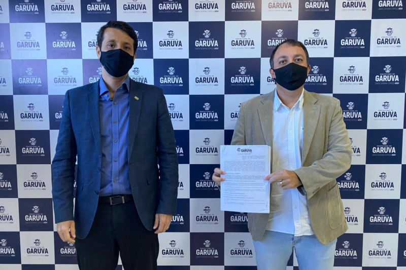 Marco Aurélio Prass Goetten e o prefeito Rodrigo Adriany assinam convênio para o desenvolvimento profissional de trabalhadores
