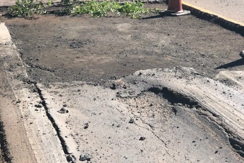 SC-155, no km 11, operação tapa-buraco em execução