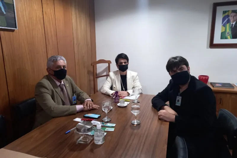 Alan (e) apresentou sugestão à assessora da secretaria de governo Gabriele Olivi, no Palácio do Planalto  (foto: Izabelle Zabot)