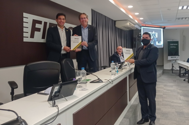 Fábio Labor (esq.), da Secretaria de Portos, Mario Aguiar (c), da FIESC, e Fernando Correia, da EPL, recebem documento com as necessidades de investimentos na BR-101
