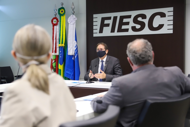 Presidente da FIESC, Mario Cezar de Aguiar, durante coletiva à imprensa, nesta quinta-feira, dia 12 (foto: Filipe Scotti)