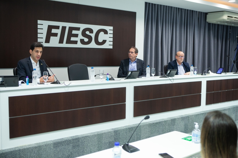 Fábio Lavor, da Secretaria de Portos (esq.), Mario Aguiar, da FIESC (c), e Egídio Martorano, da FIESC (foto: Filipe Scotti)