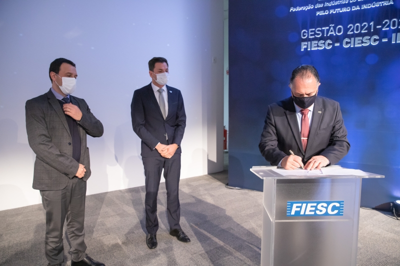 Termo foi assinado por Gilberto Seleme (d), da FIESC; André Dala Possa (c), do IFSC, e Fabrizio Pereira, do SENAI SC (foto: Filipe Scotti)