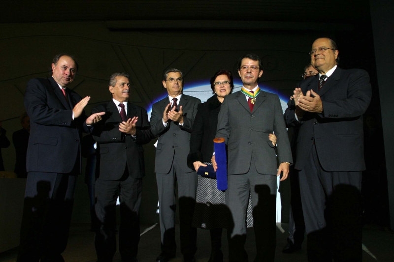 José Ferreira de Macedo, com a medalha da Ordem do Mérito Industrial da CNI, ao lado de autoridades e lideranças empresariais (foto divulgação)