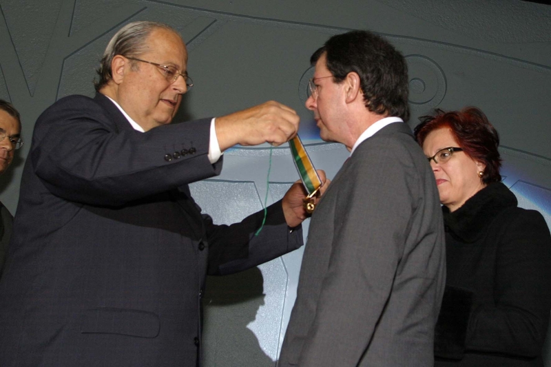 José Ferreira de Macedo (d), ao lado de Ester Macedo, é condecorado por Carlos Eduardo Moreira Ferreira, da CNI (foto divulgação)