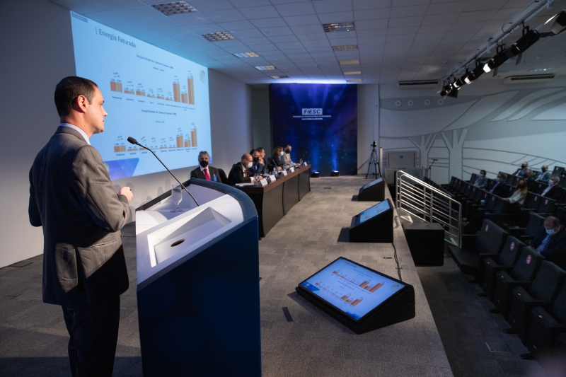 Presidente da Celesc apresenta investimentos e estrutura tarifária à diretoria da FIESC