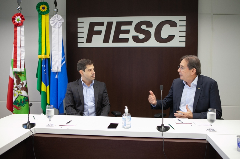 Secretário Diogo Mac Cord (esq.) e presidente da FIESC, Mario Cezar de Aguiar (foto: Filipe Scotti)
