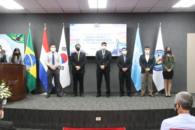 No Paraguai, engenheiros que participarão da formação foram apresentados. Foto: Divulgação/DINAC