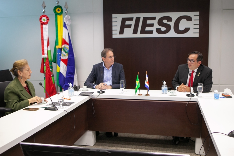 Maria Teresa Bustamante e Mario Cezar de Aguiar (c), da FIESC, e o embaixador da Costa Rica no Brasil, Norman Lizano Ortiz (foto: Filipe Scotti)