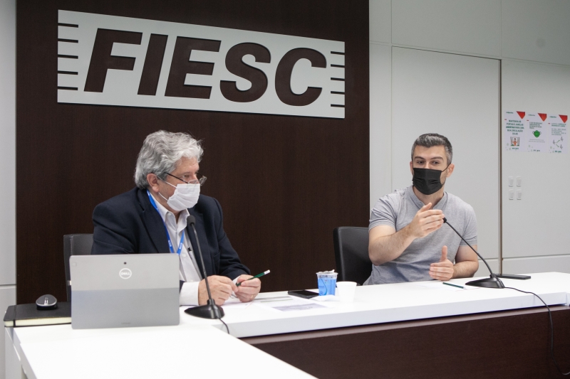 Magri (e) e Souza durante a reunião da Câmara Ambiental da FIESC (foto: Filipe Scotti)