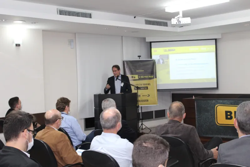 Presidente da FIESC, Mario Cezar de Aguiar, em apresentação no seminário em Navegantes