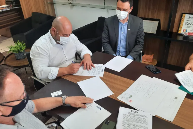 Assinatura ocorreu na sede da prefeitura, em Mafra. Foto: Divulgação/PMM 