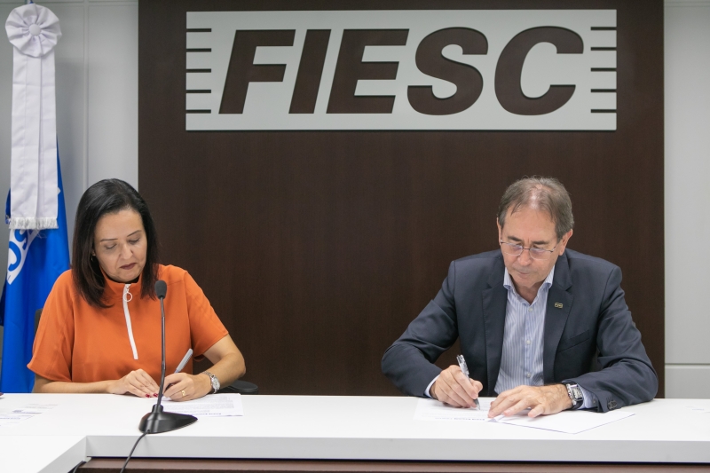 Lígia de Oliveira (Festo) e Aguiar (FIESC) assinam termo de cooperação (foto: Filipe Scotti) 