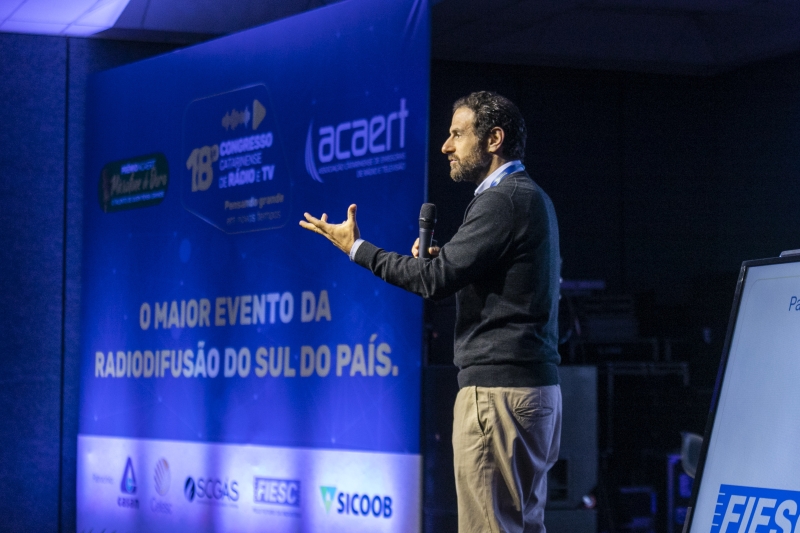 Caio Megale proferiu palestra, apoiada pela FIESC, no 18º Congresso Catarinense de Rádio e TV (foto: Fernando Willadino)