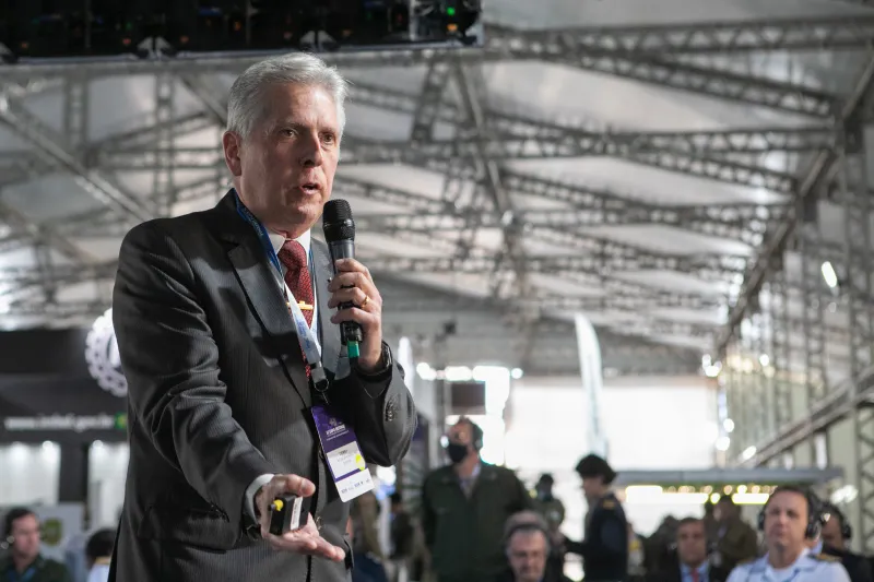 Contra-almirante Paulo César Corrêa apresentou projetos da Marinha do Brasil (foto: Fernando Villadino)