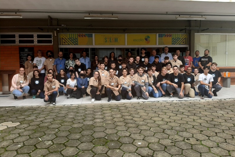Estudantes que atuam na recuperação dos equipamentos. Foto: Divulgação/SENAI