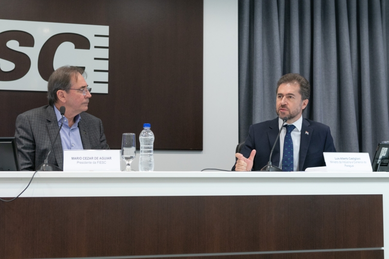 Presidente da FIESC, Mario Aguiar, (esq.) e ministro Luis Alberto Castiglioni (foto: Filipe Scotti)