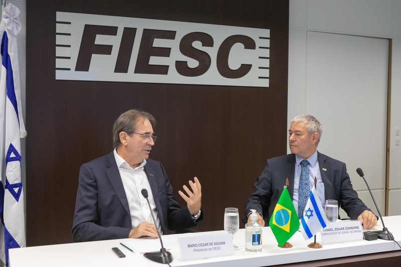 Presidente da FIESC, Mario Cezar de Aguiar (esq.) e o embaixador Daniel Zonshine (foto: Filipe Scotti)