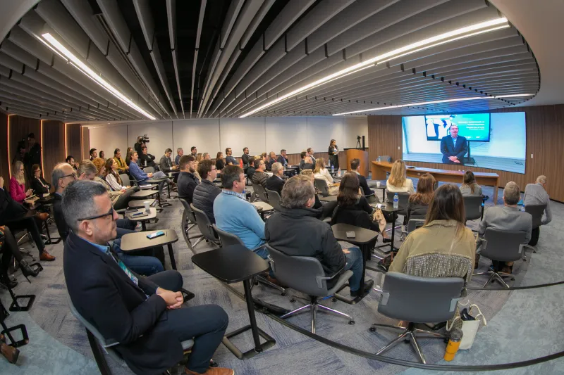 Alexandre Cunha, da escola de negócios Nova, de Lisboa, ministra a primeira aula do programa. Foto: Filipe Scotti 