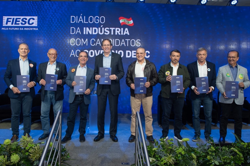 Candidatos que participaram do Diálogo receberam a Carta da Indústria (foto: Fabrício de Almeida)